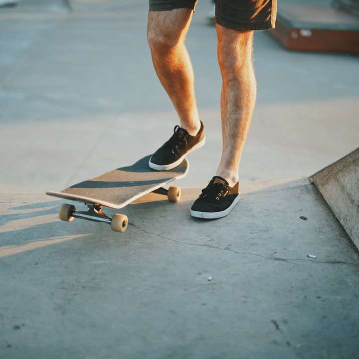 Mann und Skateboard in der Abenddämmerung Schiebepuzzle online
