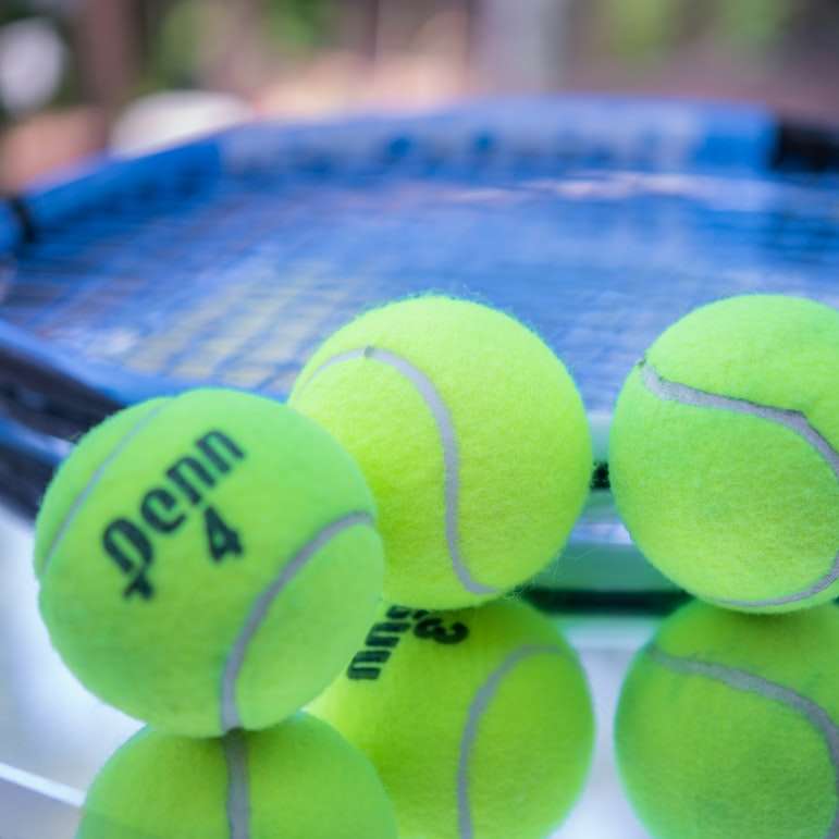 Mingi de tenis cu rachetă aproape. alunecare puzzle online