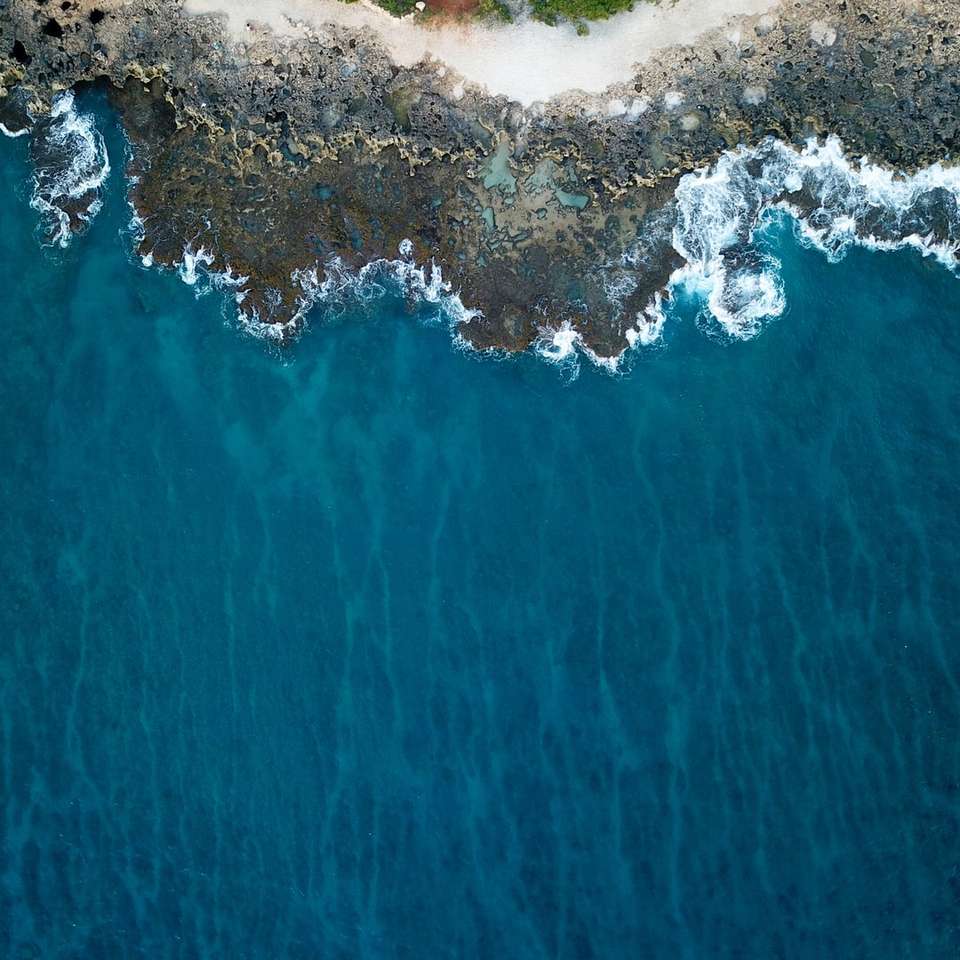 fotografia aérea do mar puzzle deslizante online