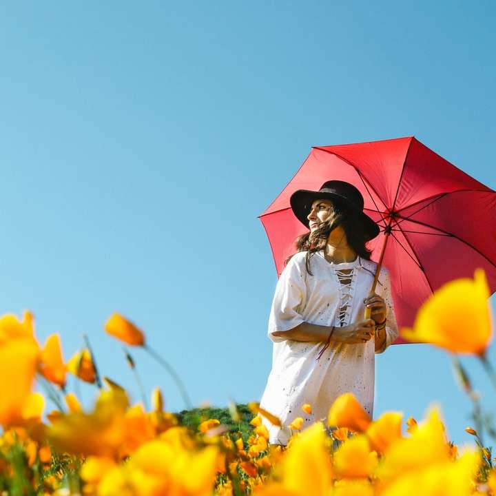 Rött paraply i gula blommor Pussel online