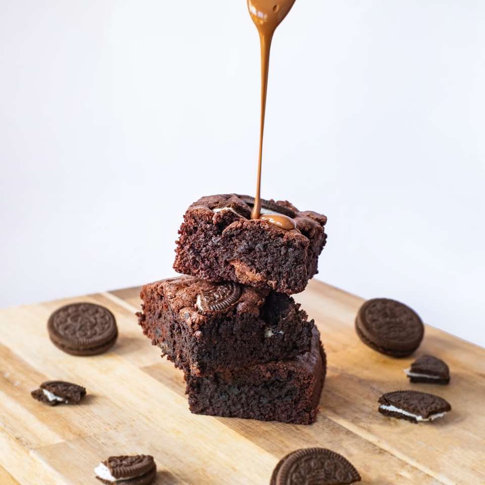 pastel de chocolate con cuchara de madera marrón rompecabezas en línea