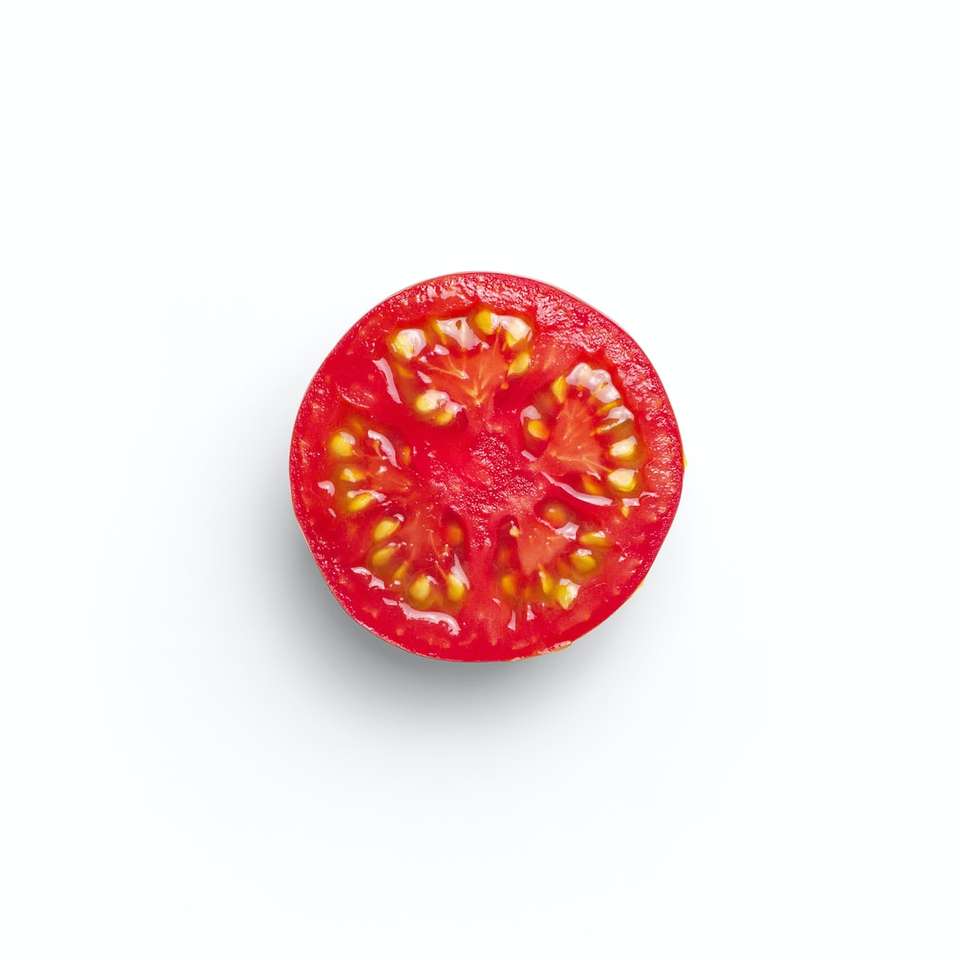 rote runde Frucht auf weißem Hintergrund Schiebepuzzle online
