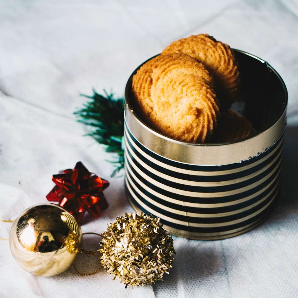 koekje in pot naast kerstballen schuifpuzzel online