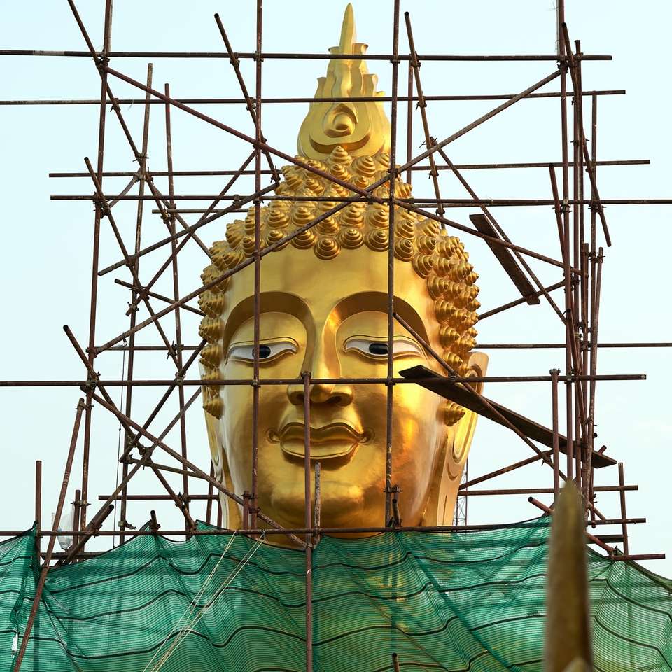 guld buddha staty på grön textil glidande pussel online