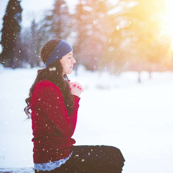 Γυναίκα που προσεύχεται κατά τη διάρκεια του χειμώνα συρόμενο παζλ online