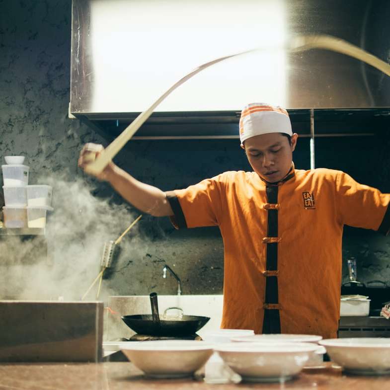 Chef de restaurante haciendo masa rompecabezas en línea