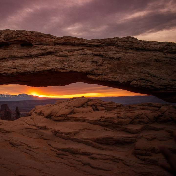 bruine rotsachtige berg tijdens zonsondergang schuifpuzzel online