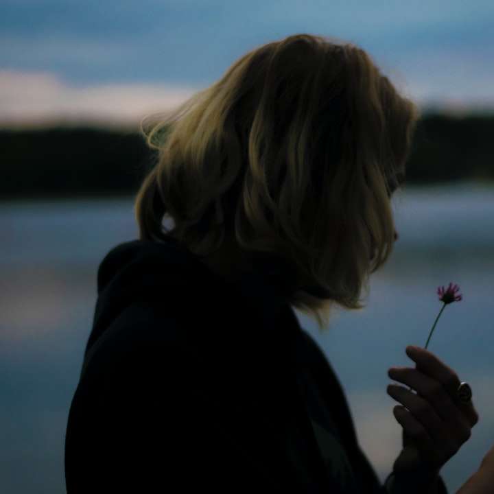 žena drží květ online puzzle