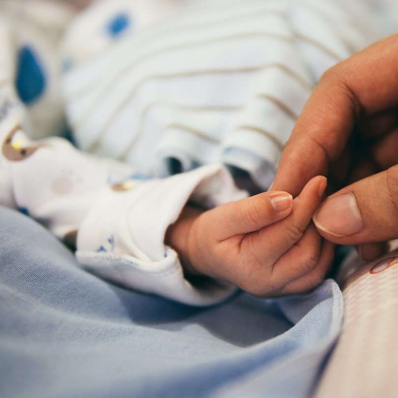 Håller babyens hand Pussel online