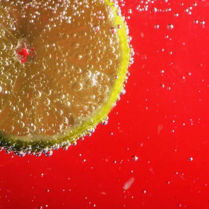 geschnittene Zitrone auf roter Oberfläche Online-Puzzle