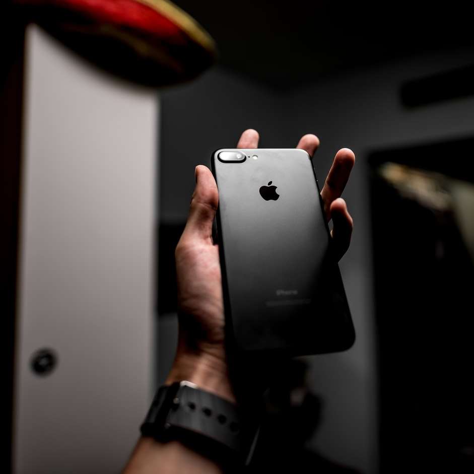 grunt fokusfotografi av svart iPhone 7 Plus glidande pussel online