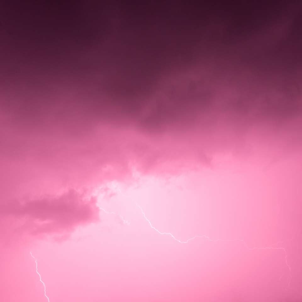 rosa himmel med blixtnedslag glidande pussel online