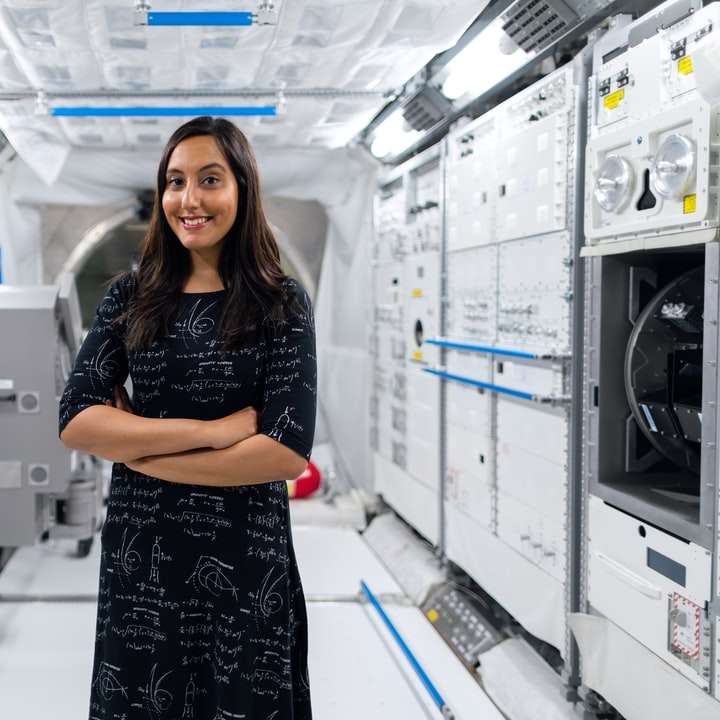 Ingegnere di operazioni spaziali femminile nel tunnel spaziale puzzle scorrevole online
