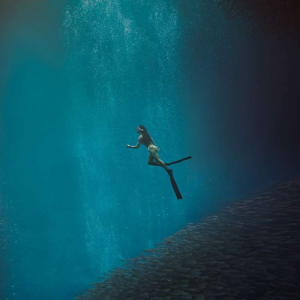 ember fekete rövidnadrágban, úszás a vízben online puzzle