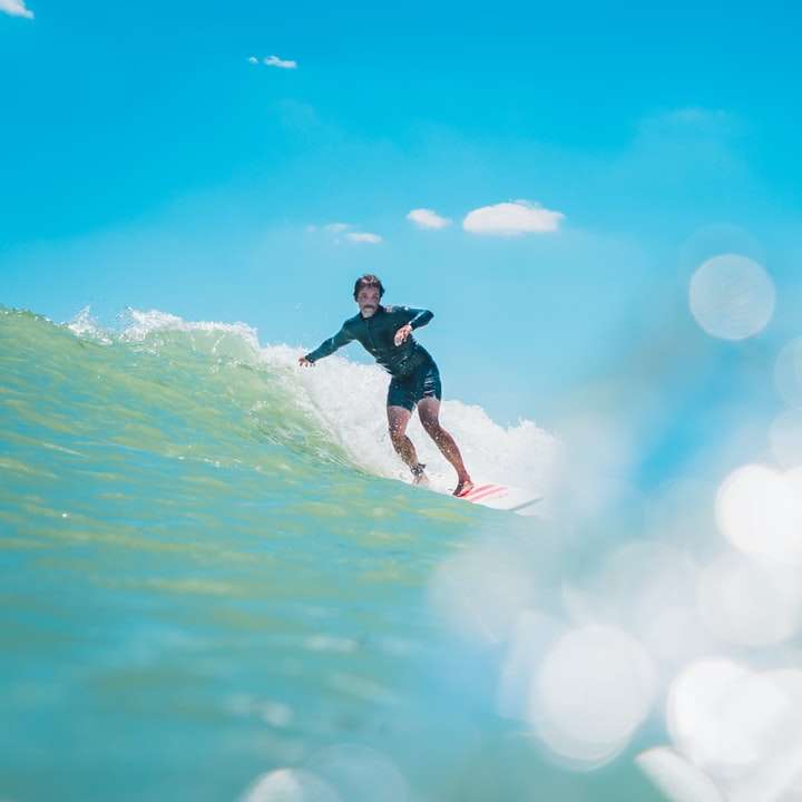 човек сърфира на вълна през деня онлайн пъзел