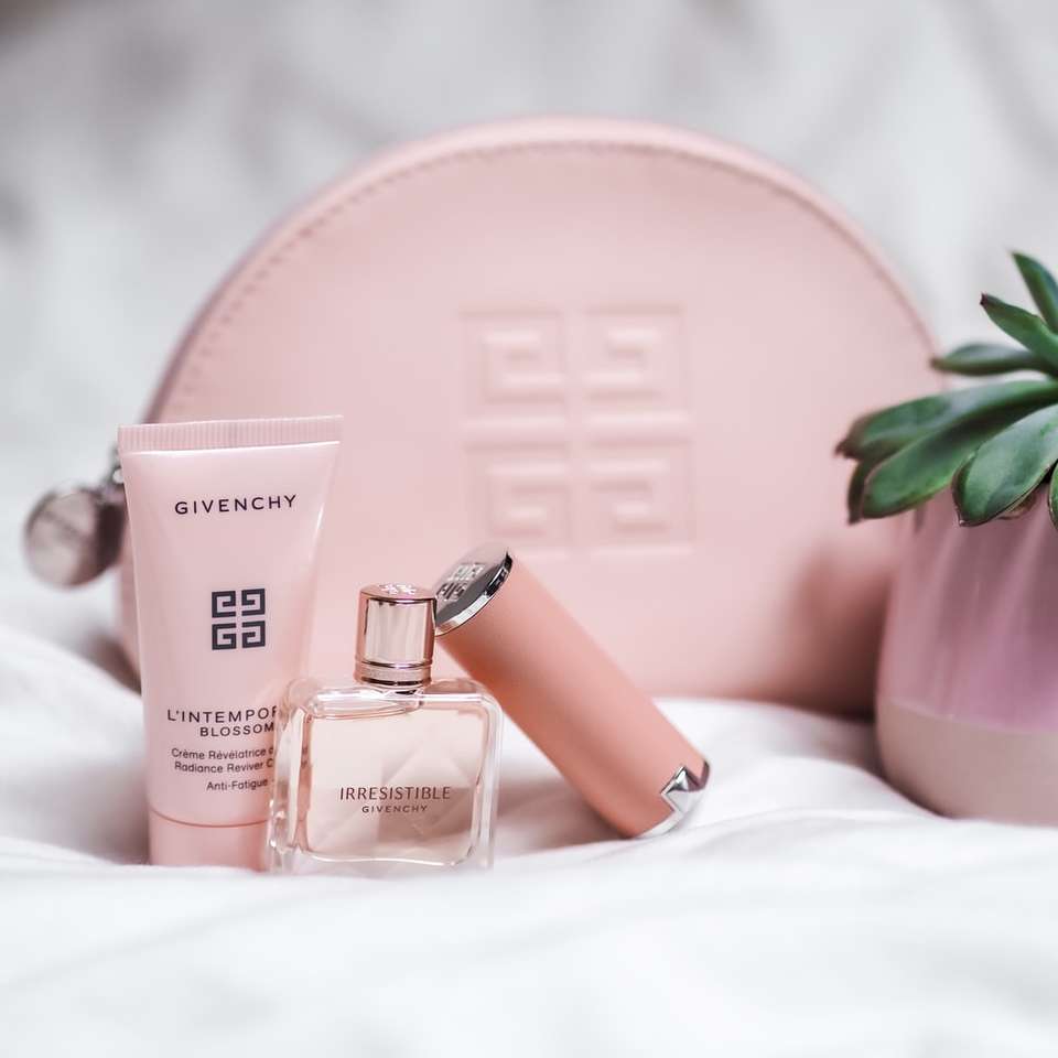 różowa butelka perfum w różowym skórzanym etui puzzle online