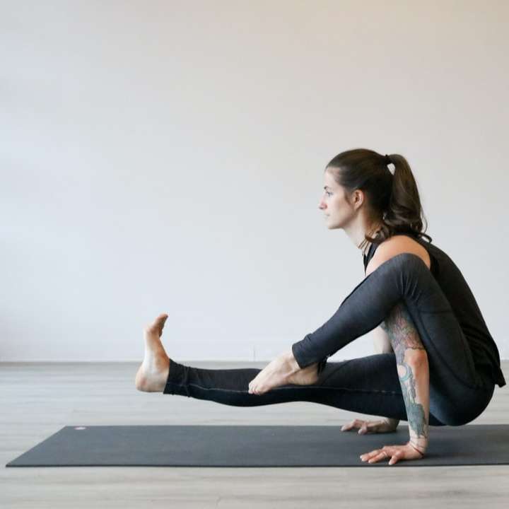 kvinna gör avancerad yogaställning glidande pussel online