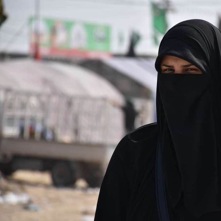 fotografía de enfoque de mujeres vestidas con niqab negro rompecabezas en línea