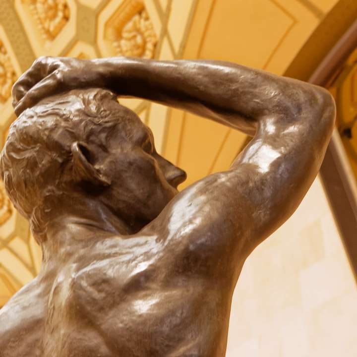 снимка с нисък ъгъл на статуята на човека плъзгащ се пъзел онлайн