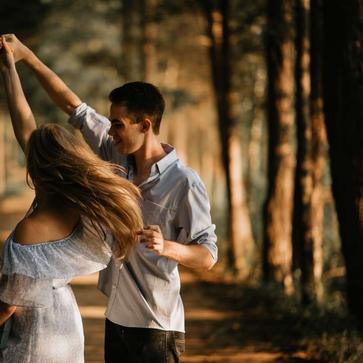 мъж и жена танцуват в центъра на дърветата онлайн пъзел