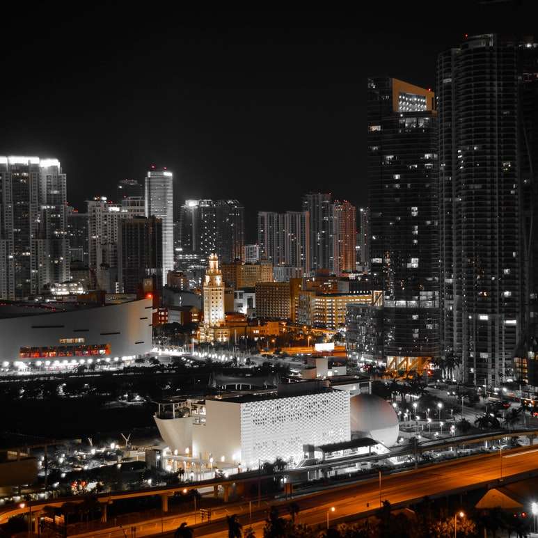 градски град през нощта онлайн пъзел