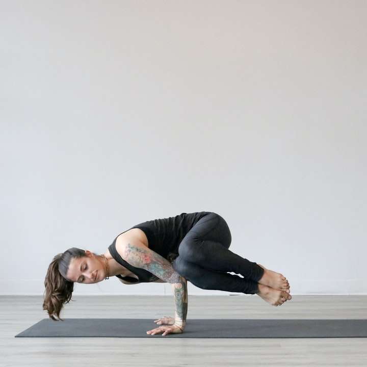 mujer haciendo pose de yoga avanzado rompecabezas en línea