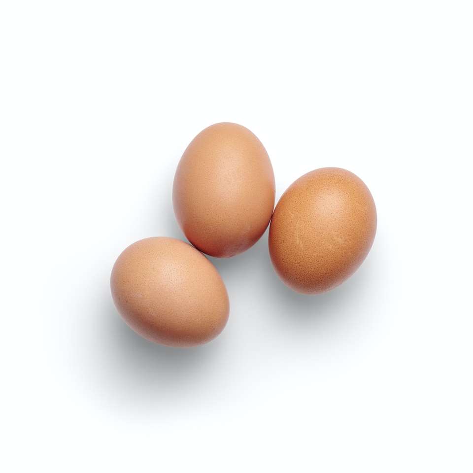 白い表面に2個の茶色の卵 スライディングパズル・オンライン