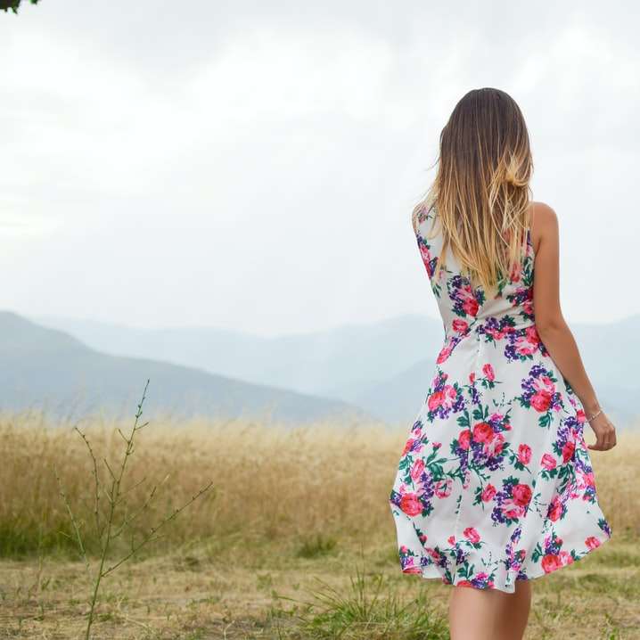 donna che indossa un abito floreale bianco, viola e rosa puzzle scorrevole online
