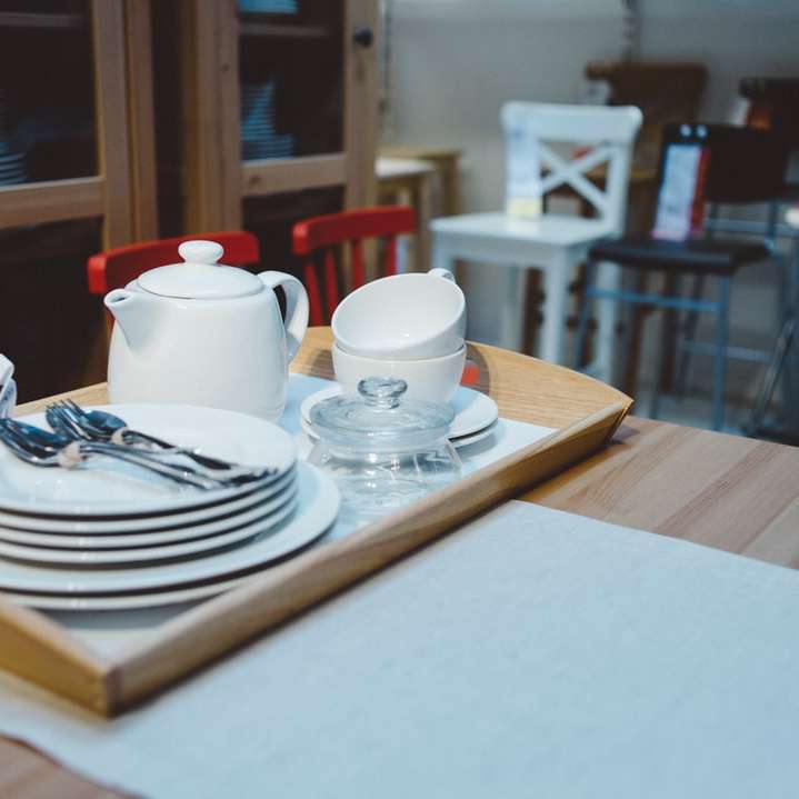 tazza in ceramica bianca su piatto in ceramica bianca puzzle online