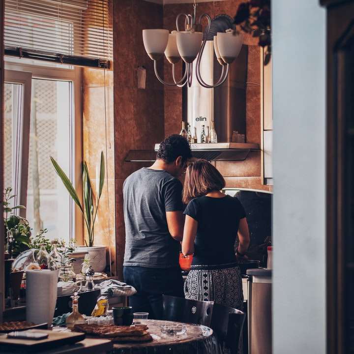 homem e mulher em pé na frente do fogão a gás puzzle deslizante online