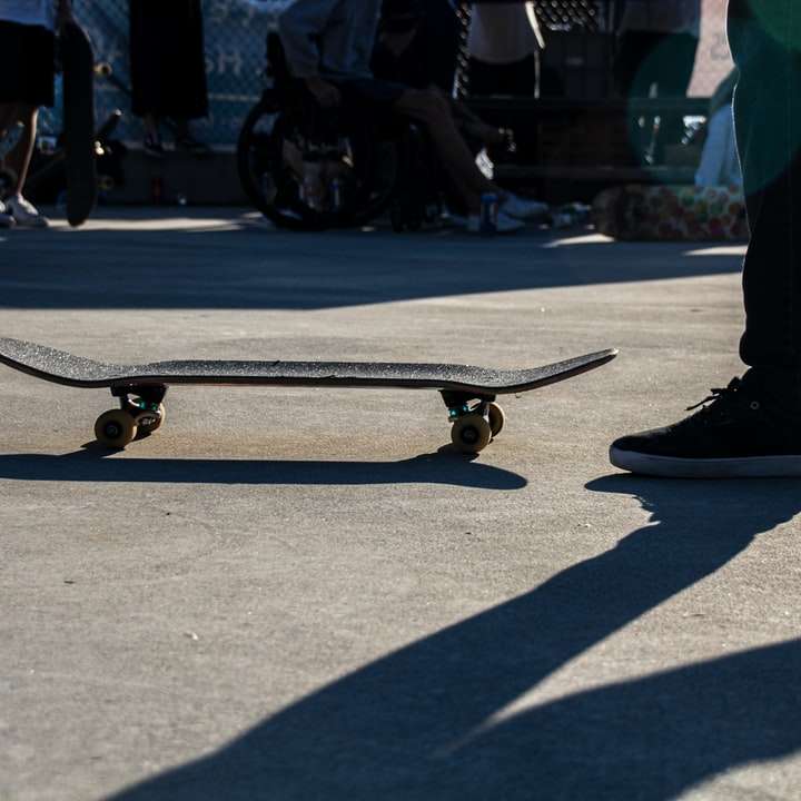 person som står framför skateboard glidande pussel online