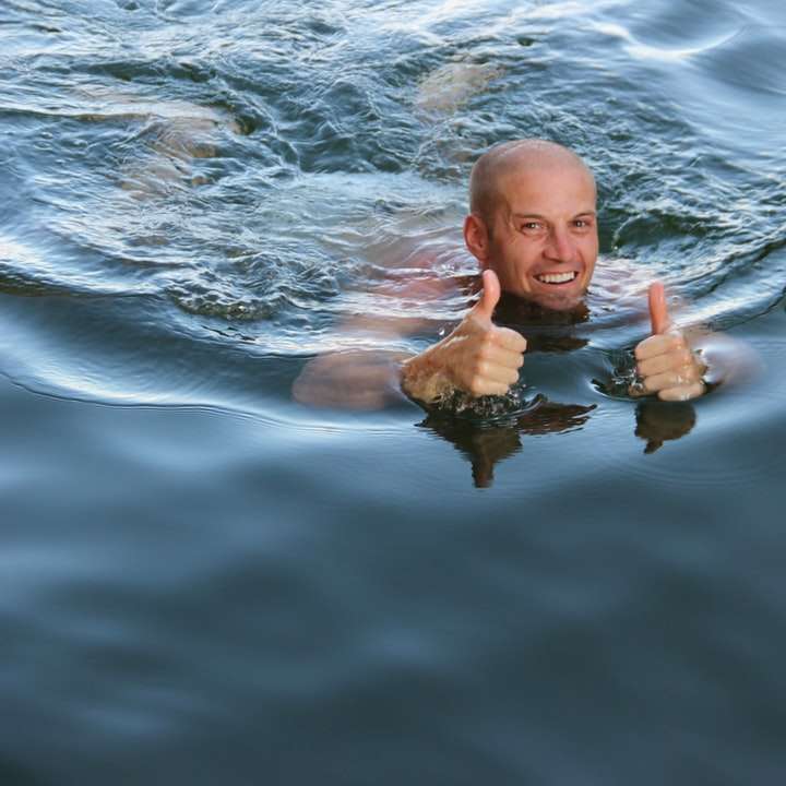 мъж плува плъзгащ се пъзел онлайн