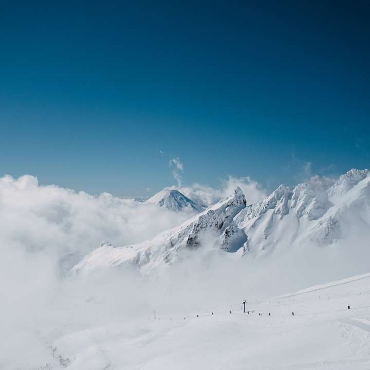 昼間の雪に覆われた山 スライディングパズル・オンライン