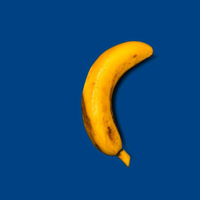 gelbe Banane auf blauem Hintergrund Online-Puzzle