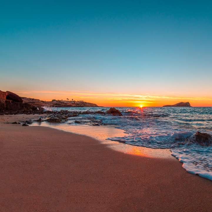 oceaan golven op de wal tijdens zonsondergang online puzzel