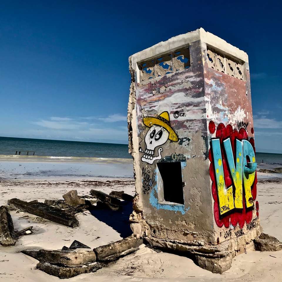 Graffiti da spiaggia puzzle scorrevole online