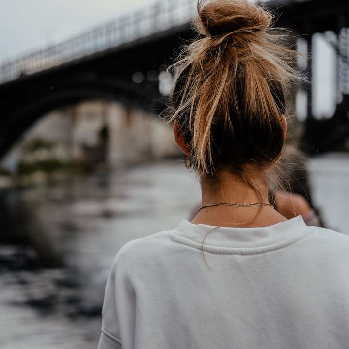 žena pohled vidět na mostě online puzzle