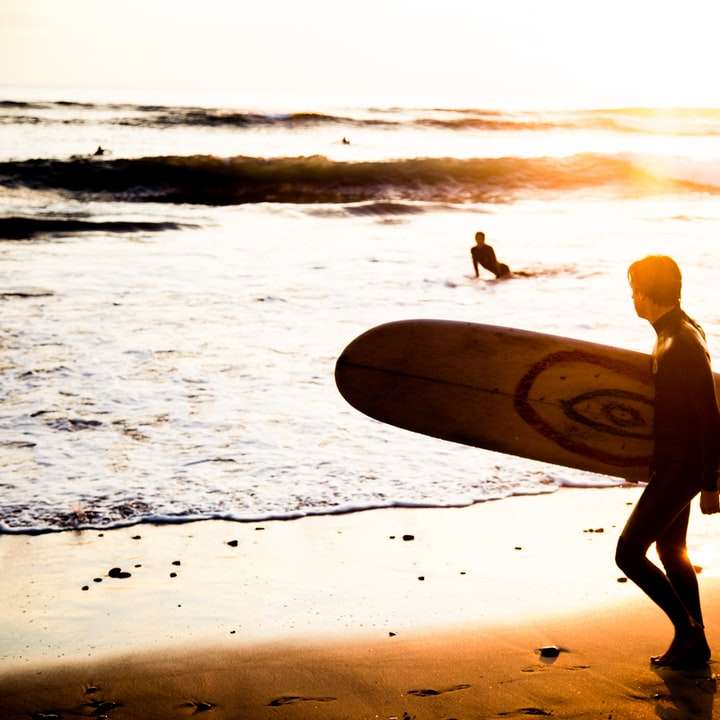 Surfer o złotej godzinie puzzle online
