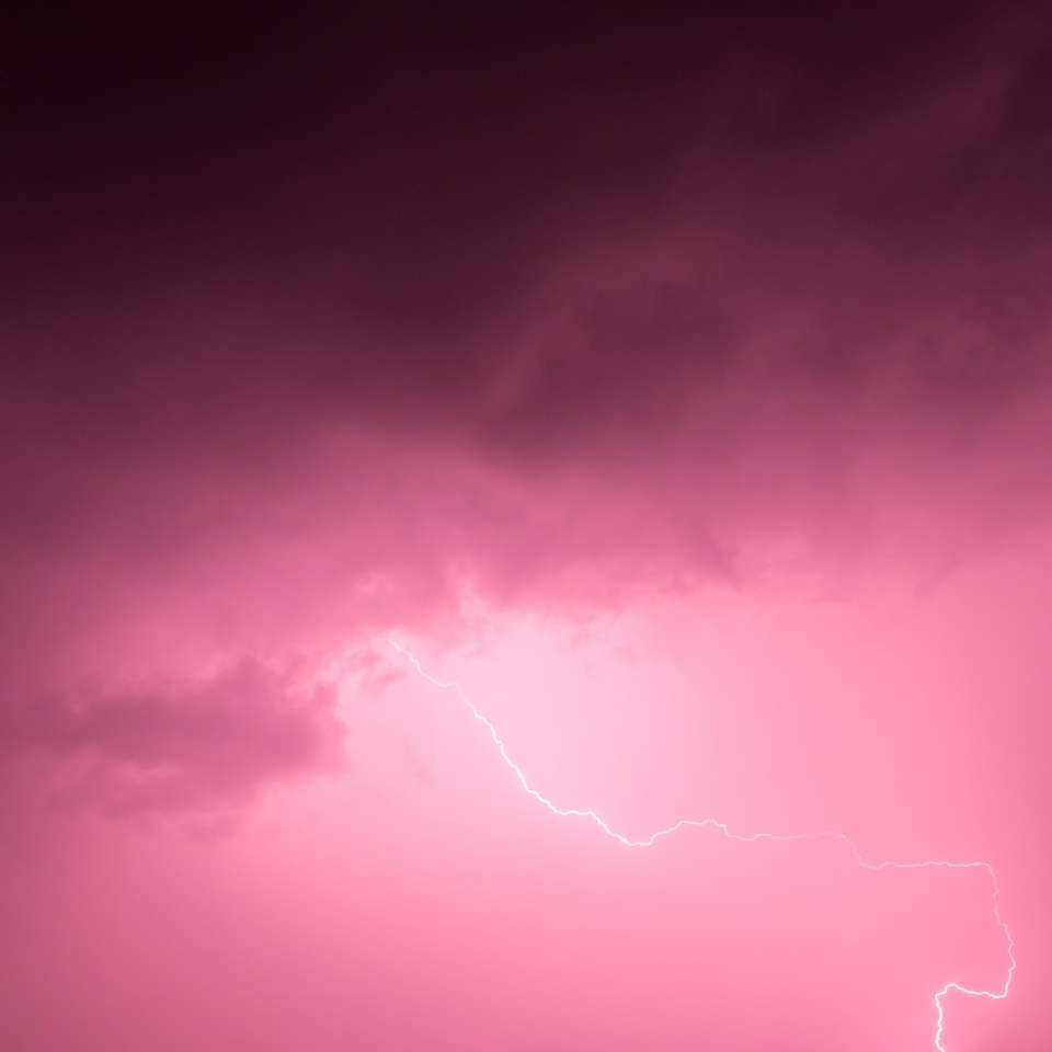 fotografía de nube rosa con truenos rompecabezas en línea