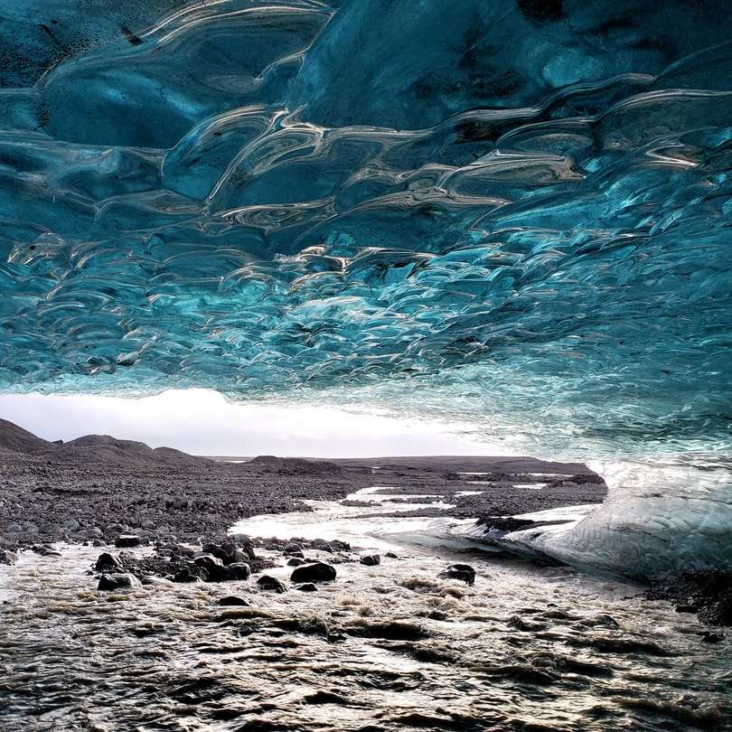 Dentro das cavernas de gelo. puzzle deslizante online