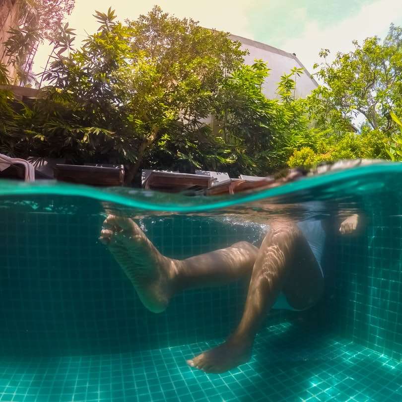 Chica relajante en una piscina puzzle deslizante online