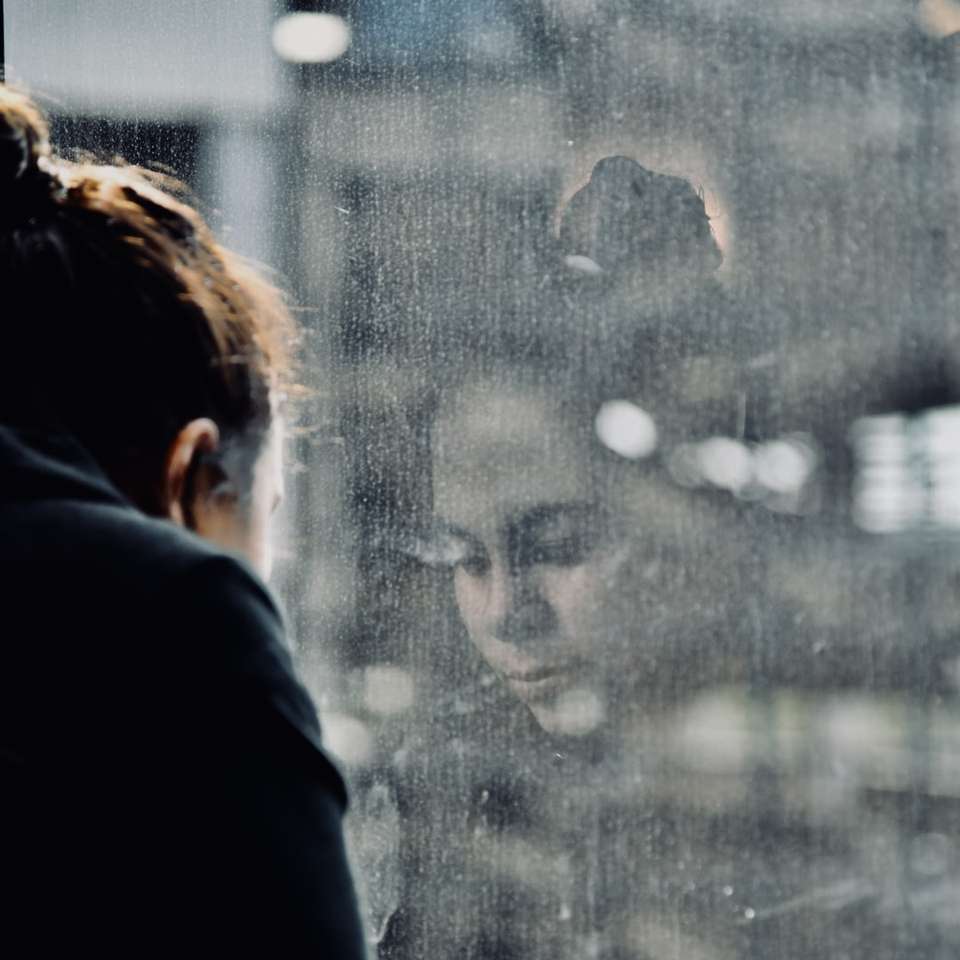 žena stojící vedle skleněné stěny online puzzle
