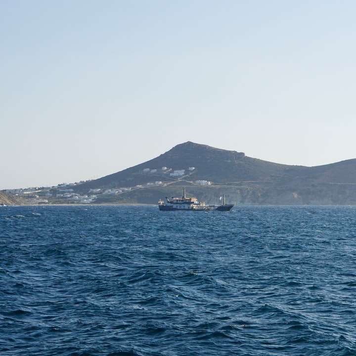 barco de pesca no mar Egeu puzzle deslizante online