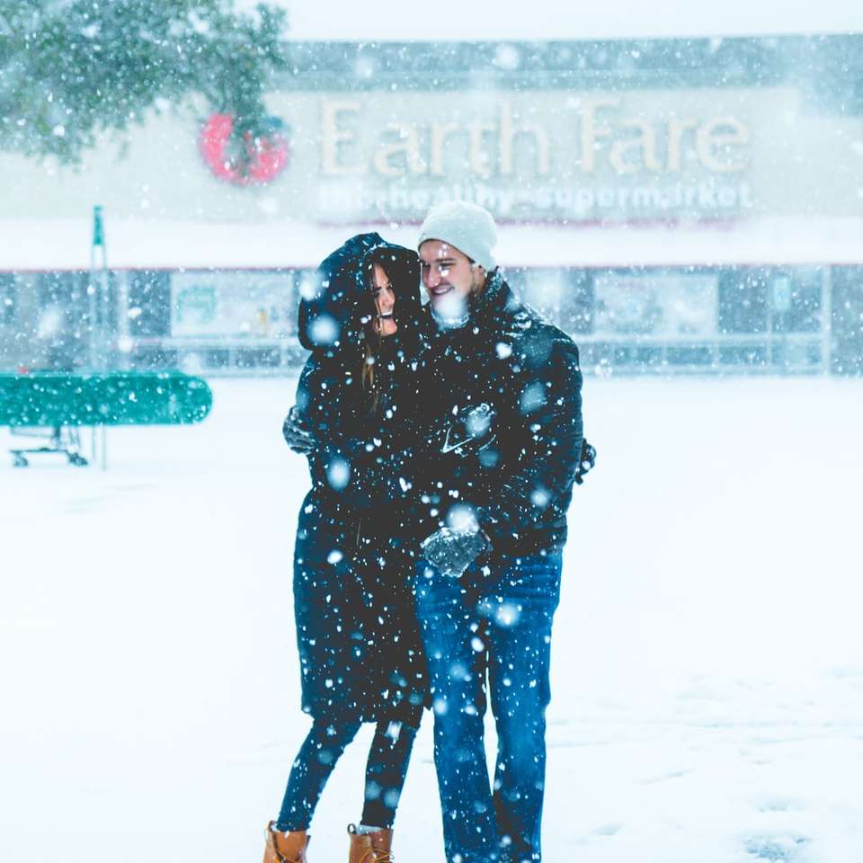 femeie și bărbat care stau pe câmpul de zăpadă alunecare puzzle online