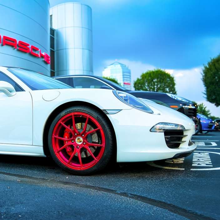 weiße Porsche 911 geparkt Schiebepuzzle online