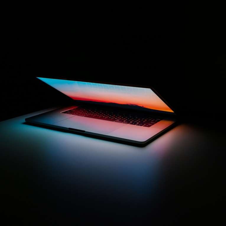 grijze en zwarte laptopcomputer op oppervlak online puzzel