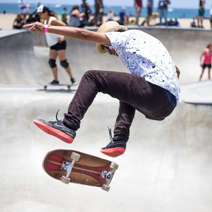 Skateboard trick i parken Pussel online