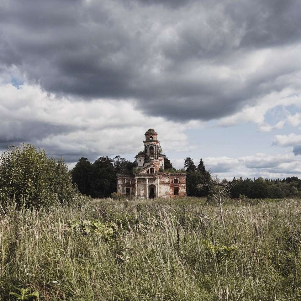 Starý opuštěný kostel v oblasti Klin, Rusko online puzzle