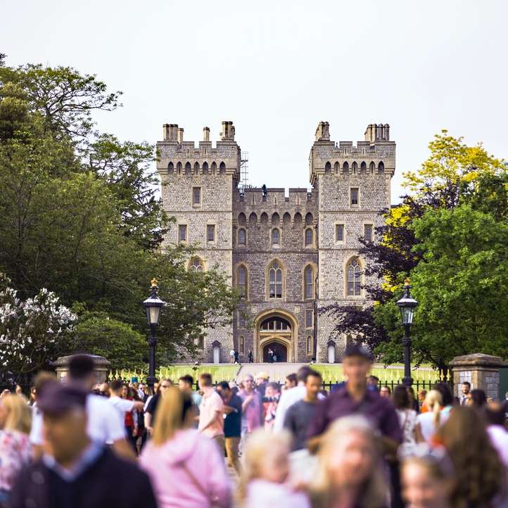 flaches Fokusfoto der Burg während des Tages Schiebepuzzle online