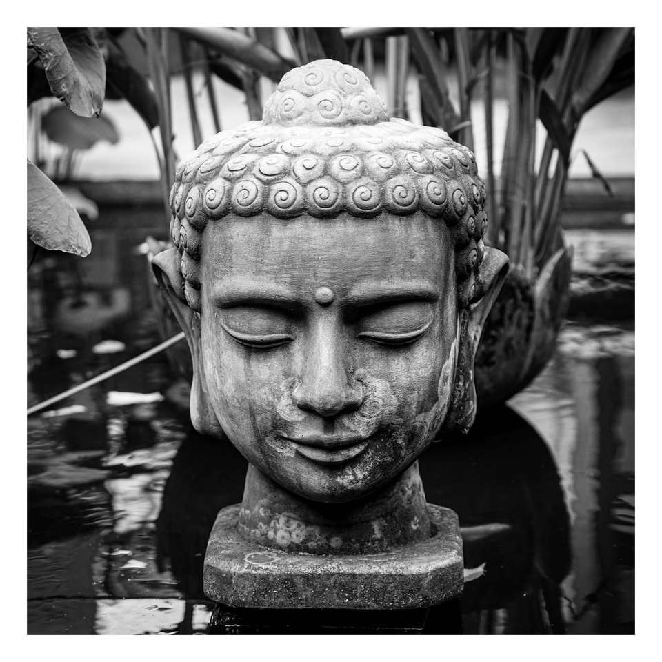 O statuie a budismului puzzle online